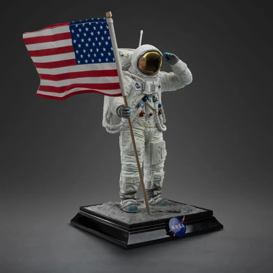 Apollo 11 - Astronaut 1:10 Scale Statue - Image 3