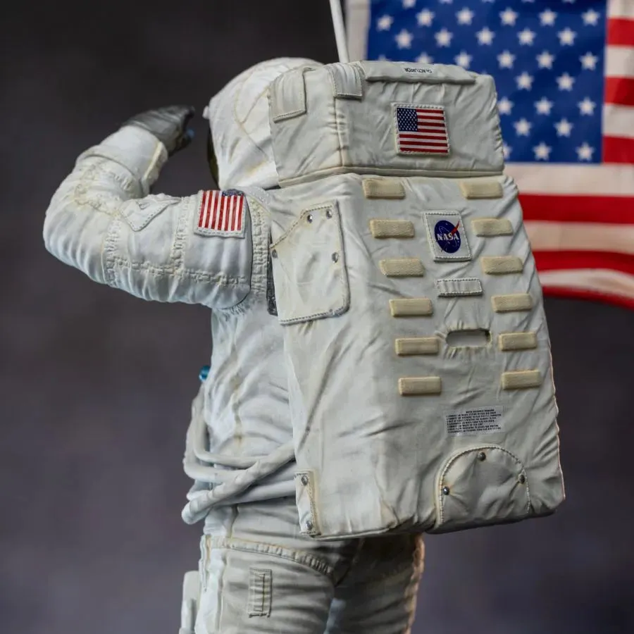 Apollo 11 - Astronaut 1:10 Scale Statue - Image 9