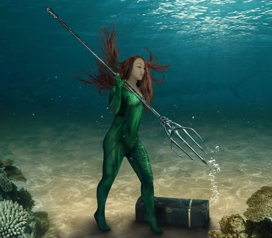 Justice League - Aquaman's Trident with Treasure Chest Life-Size Replica - Image 12