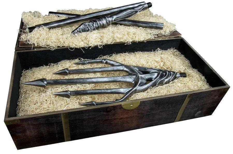 Justice League - Aquaman's Trident with Treasure Chest Life-Size Replica - Image 7