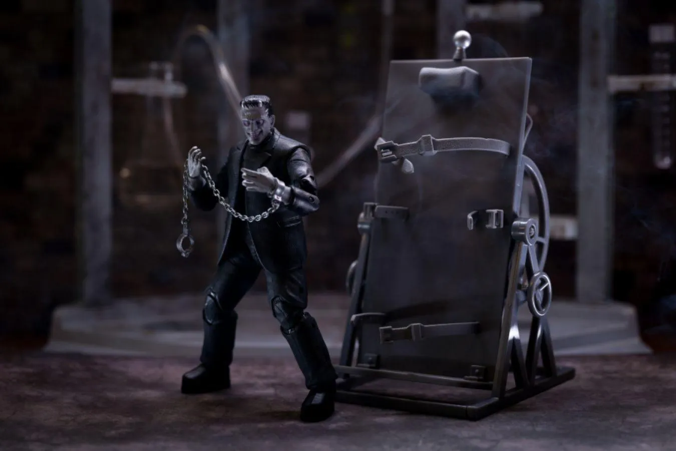 Universal Monsters - Frankenstein Deluxe Box Set - Image 25