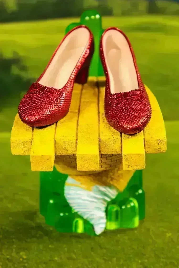 Wizard of Oz - Scaled Ruby Slippers Statuette on light-up Stand - Image 3