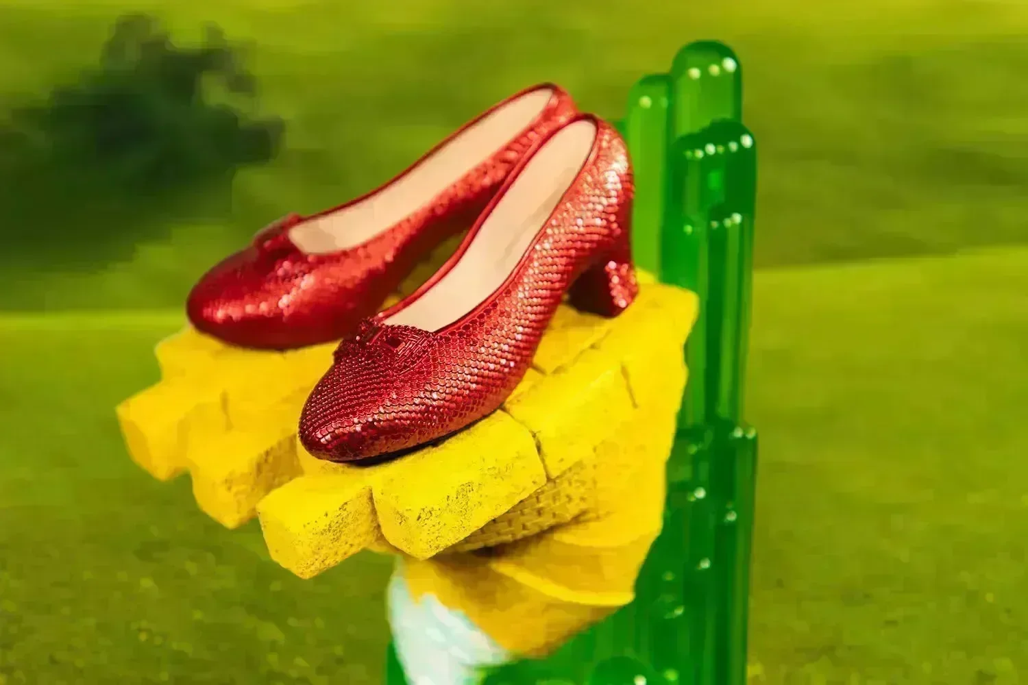 Wizard of Oz - Scaled Ruby Slippers Statuette on light-up Stand - Image 9